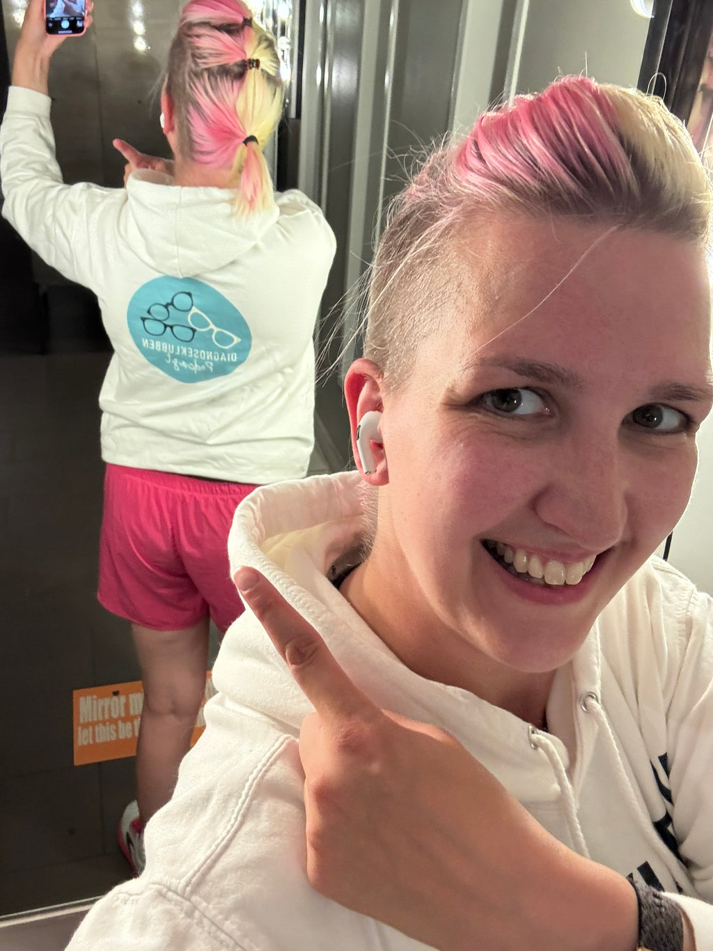 Sweater med podcast logo på ryg