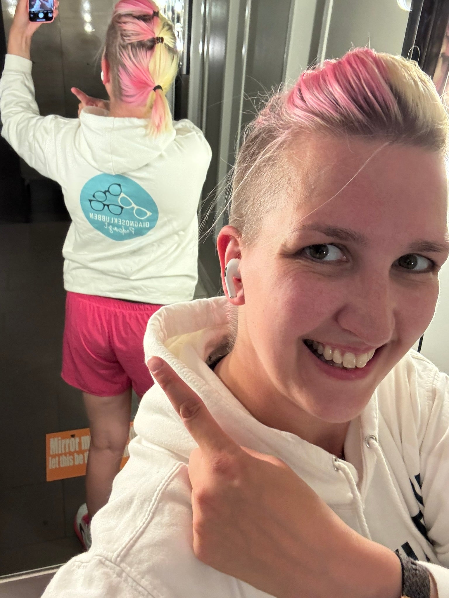 Sweater med podcast logo på ryg