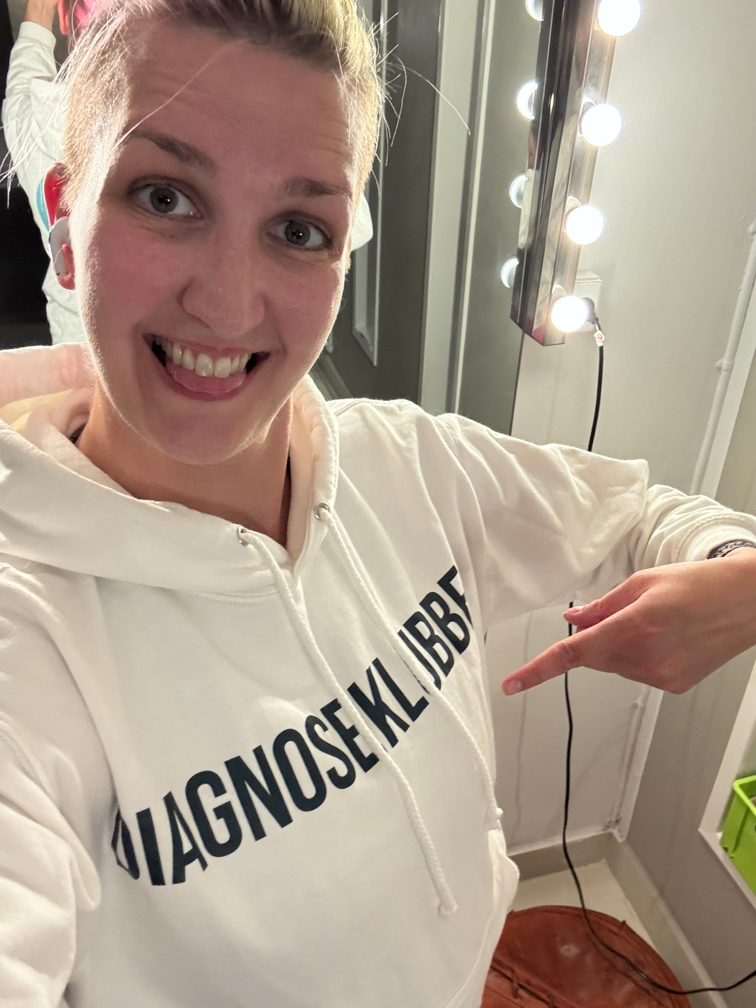 Sweater med podcast logo på ryg