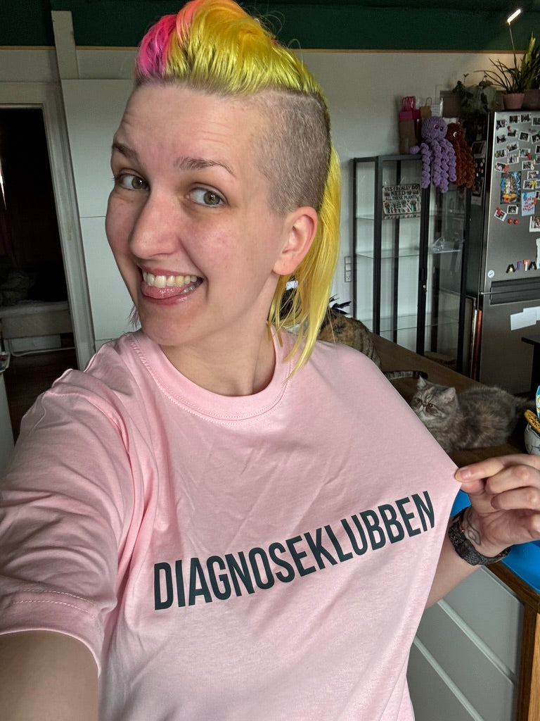 Unisex t-shirt med mørk tekst